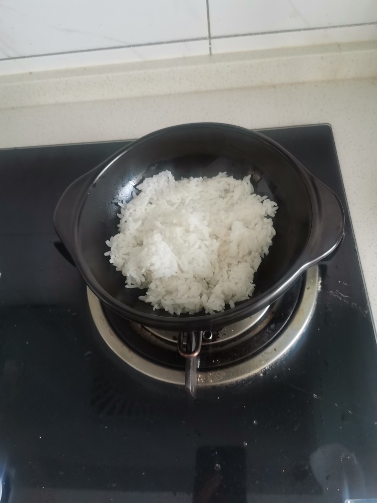韩式肥牛石锅拌饭,砂锅刷薄油,加<a style='color:red;display:inline-block;' href='/shicai/ 507'>米饭</a>