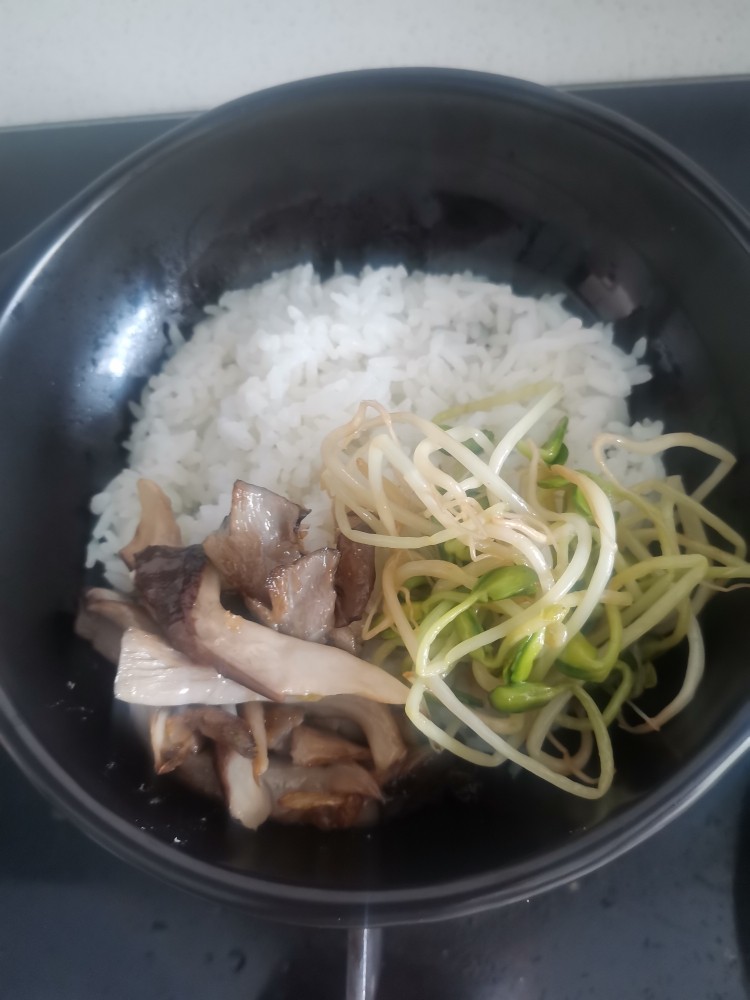 韩式肥牛石锅拌饭,加蘑菇,黑豆芽