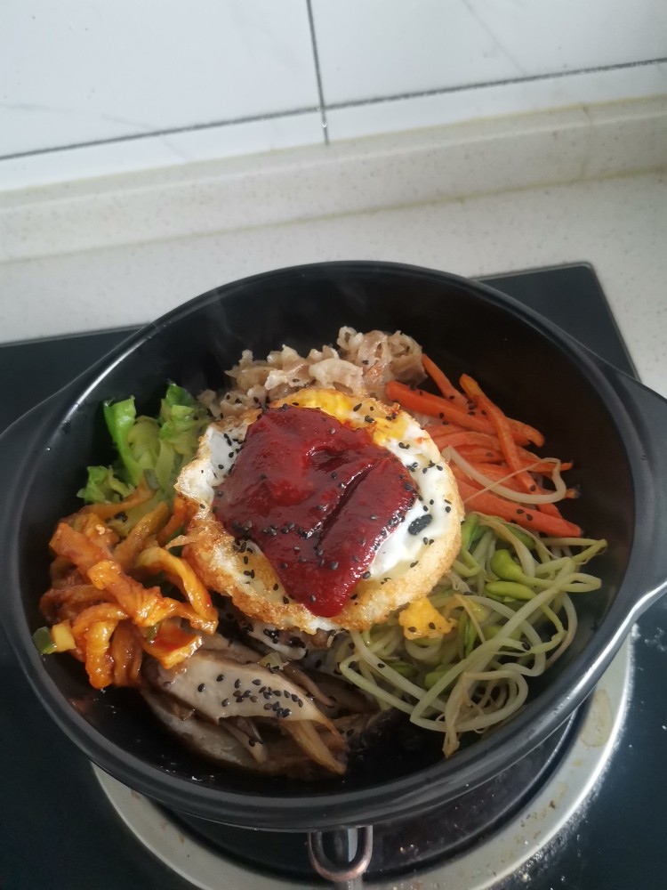 韩式肥牛石锅拌饭,在放上<a style='color:red;display:inline-block;' href='/shicai/ 5035'>辣酱</a>和,拌好的萝卜条