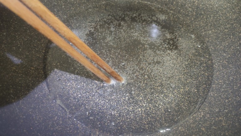 香蕉派,用筷子测试油温,筷子周边冒小泡泡就可以了