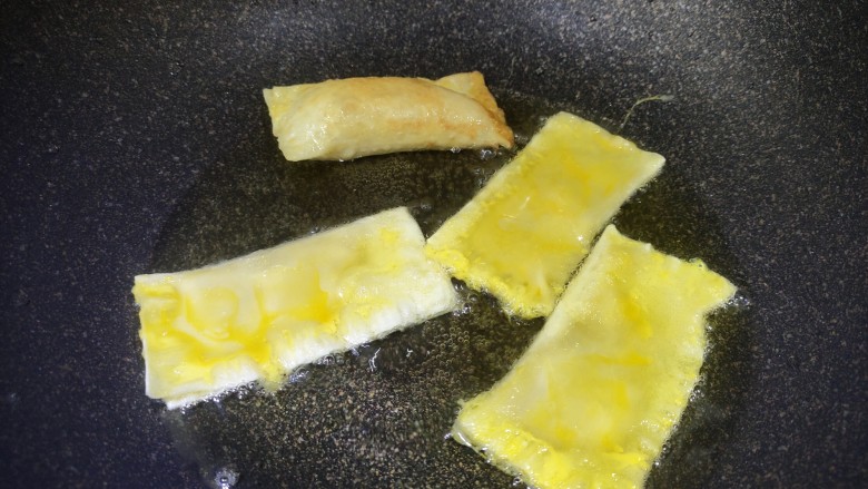 香蕉派,慢慢会发现因为油温,香蕉派开始鼓起变脆,待颜色变得金黄即可(可以同时放几个,观察好状态随时翻面)