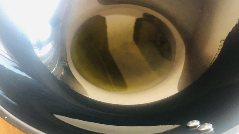 麻辣鸭翅,冷锅里倒入一点点底油,约5克左右,这步主要是为了炒糖色,所以不需要太多的油也不需要热锅冷油。
这里5克的油是单独称出来的哦,跟之前已经称好的200食用油要分开。