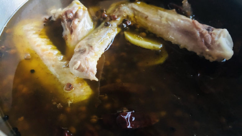 麻辣鸭翅,放入鸭腿,鸭腿肉比较厚所以先放鸭腿煮10分钟后再放入鸭翅煮15分钟,鸭翅比较薄如果连同鸭腿一起放的话,鸭腿容易碎。