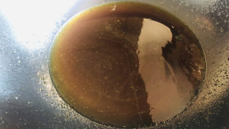 麻辣鸭翅,翻炒时起红色泡泡后关火加一小碗水即可成糖色。
加完水后立刻盖上盖子,避免崩到自己,这步一定要离锅远一些。