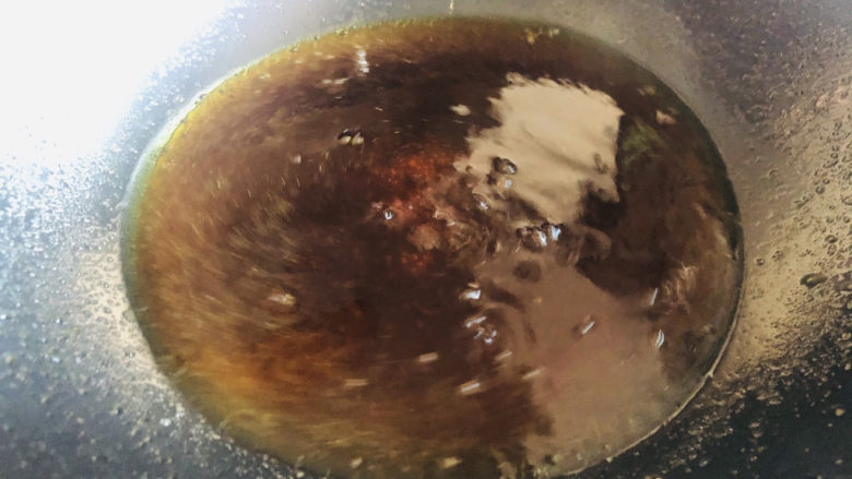 麻辣鸭翅,这是加完水后的效果,有点像焦糖色。