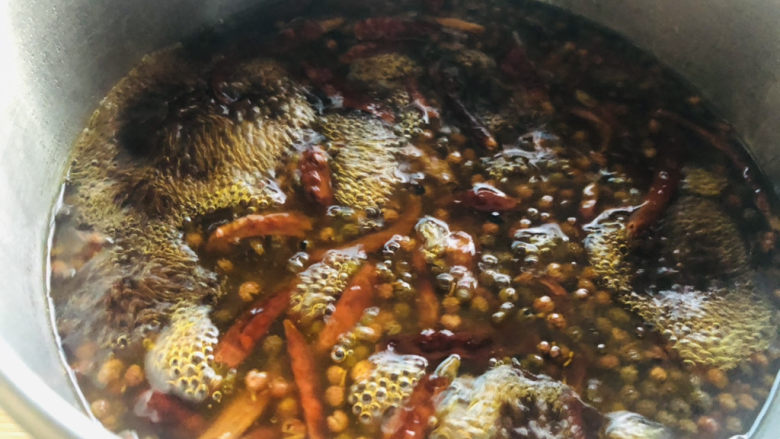 麻辣鸭翅,先用中火煮20分钟,先把麻辣味煮出来,(卤料包先不要放)。