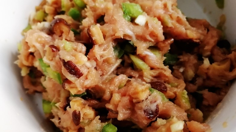 白菜包肉,加半小勺淀粉,一个方向搅拌上劲儿。