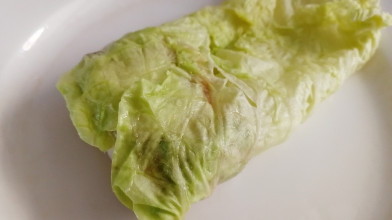 白菜包肉,两边包起,再卷起。