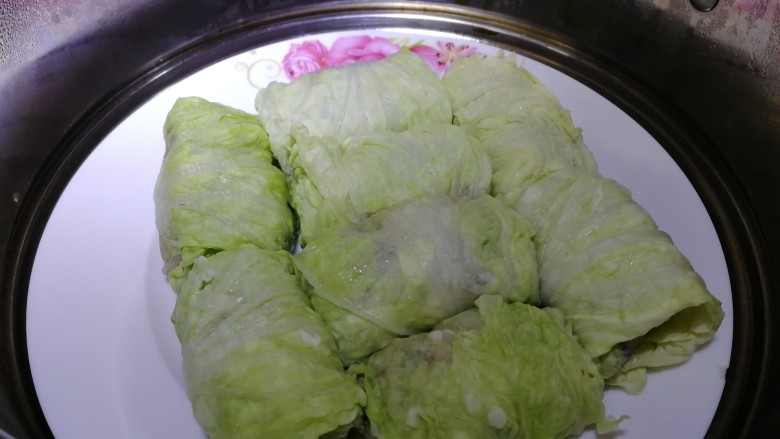 白菜包肉,全部包好,放入蒸锅,水开文火蒸12分钟。