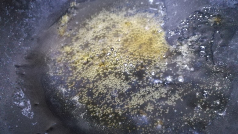 白菜包肉,蒸好盘子里会有一些汤汁,把汤汁倒入锅里,加半汤匙生抽,文火烧开,淋适量水淀粉勾个薄芡。