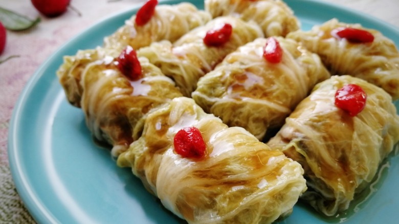 白菜包肉,放上泡好的<a style='color:red;display:inline-block;' href='/shicai/ 142822'>枸杞子</a>,淋上芡汁。少油,低脂,高蛋白,纤维丰富。