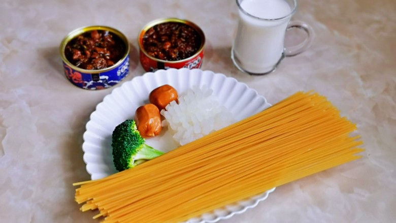 奶油蘑菇意面,准备食材，食材的量可以根据个人胃口增减，我这个量可以做两份。