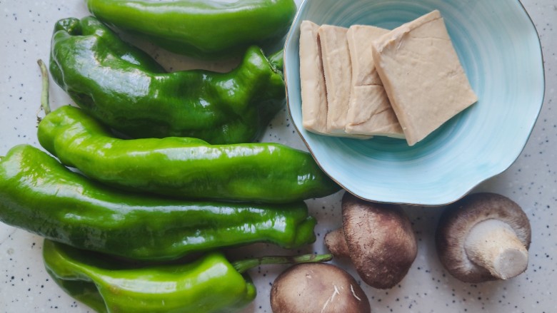 青椒炒豆干,首先我们准备好所有食材