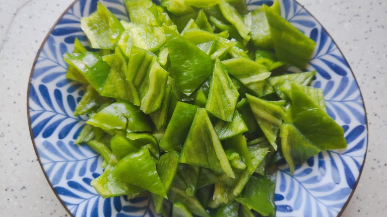 青椒炒豆干,<a style='color:red;display:inline-block;' href='/shicai/ 61'>青椒</a>去蒂去籽,洗净之后改刀切成小块