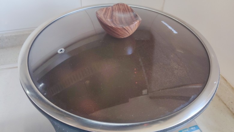 青椒炒豆干,盖上锅盖,转小火焖煮30秒