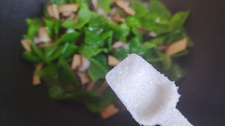 青椒炒豆干,加一小勺细砂糖,翻炒均匀即可