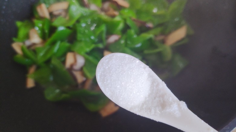 青椒炒豆干,待锅内汤汁差不多收紧,加一小勺细盐