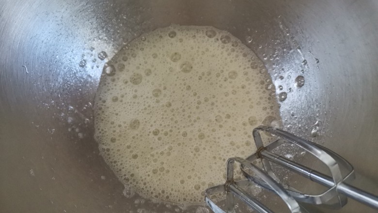紫薯米粉蛋糕,处理蛋白,打蛋器开高速打到鱼眼泡泡时加入1/3白糖