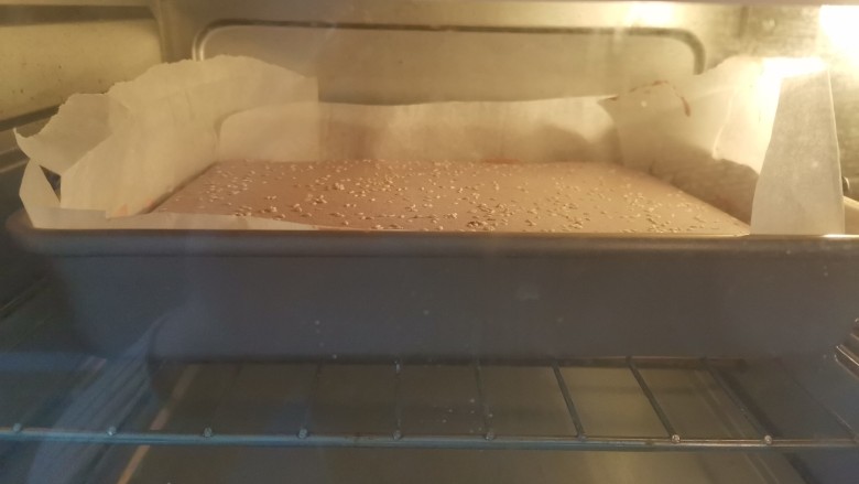 紫薯米粉蛋糕,送入预热好的烤箱,上下火150度烤30分钟