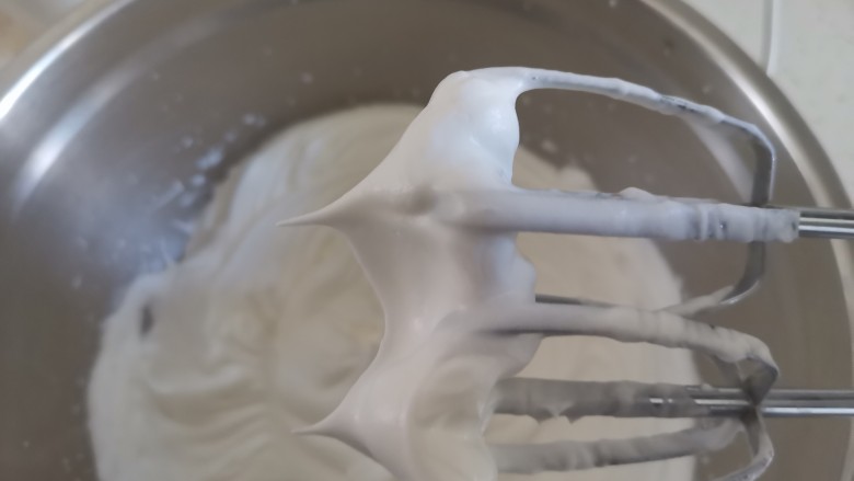 紫薯米粉蛋糕,打发至干性发泡,提起打蛋器蛋白有直立的小尖角