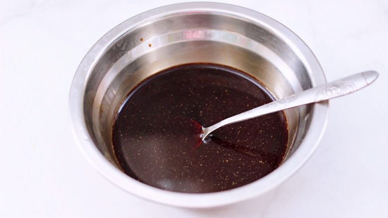 鸡腿菜花盖浇饭,加入3勺清水，把所有调料混合搅拌均匀，调料汁就做好了。
