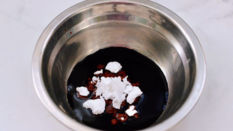 鸡腿菜花盖浇饭,现在来做调料汁，碗里倒入<a style='color:red;display:inline-block;' href='/shicai/ 692'>酱油</a>和<a style='color:red;display:inline-block;' href='/shicai/ 762'>老抽</a>，适量的盐和<a style='color:red;display:inline-block;' href='/shicai/ 756'>鸡精</a>，<a style='color:red;display:inline-block;' href='/shicai/ 3729'>白糖</a>和剩下的1勺淀粉。