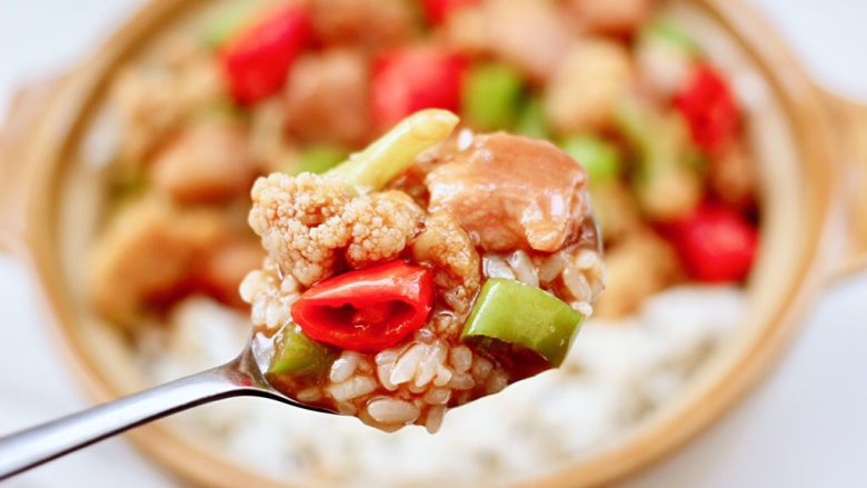 鸡腿菜花盖浇饭,好吃又营养丰富，低卡低脂多吃又不长肉肉，吃一口就停不下来咯。