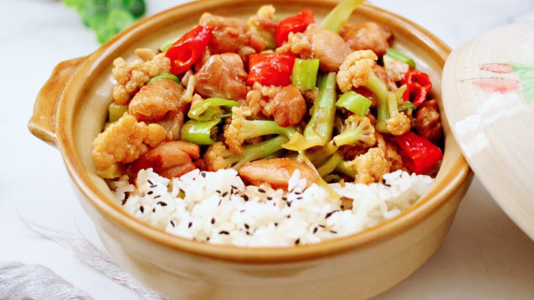 鸡腿菜花盖浇饭,把蒸熟的米饭放入碗底，上面浇上炒好的鸡块菜花即可。