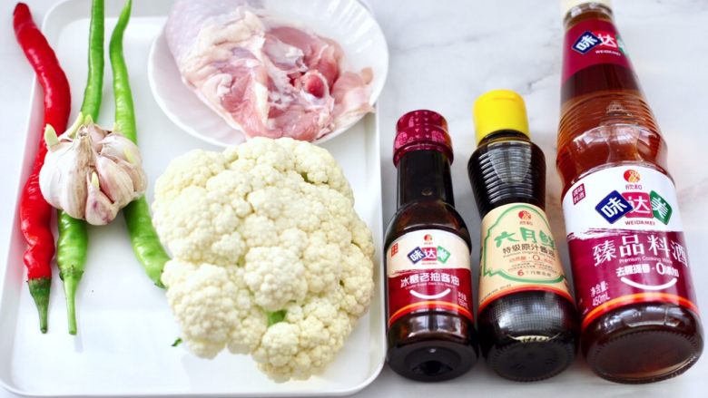 鸡腿菜花盖浇饭,首先备齐所有的食材。