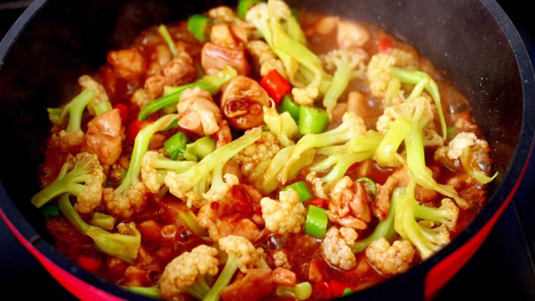 鸡腿菜花盖浇饭,大火翻炒1分钟左右即可关火。