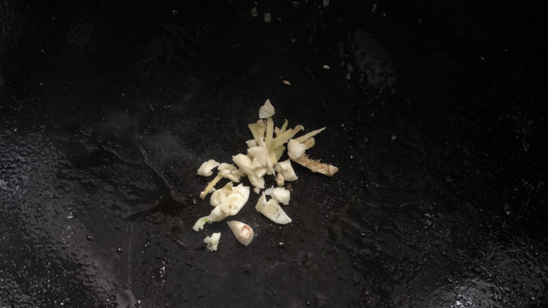 红烧鳕鱼,热油锅加入姜丝,蒜沫爆炒出香味。