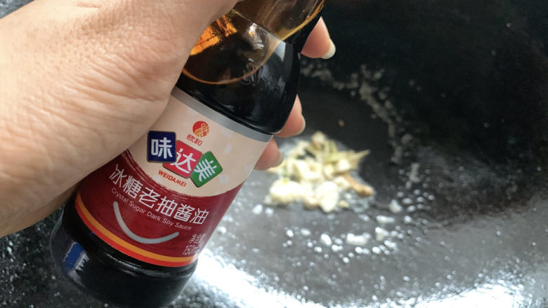 红烧鳕鱼,加适量冰糖老抽酱油。