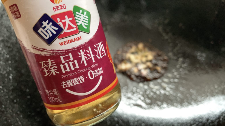 红烧鳕鱼,加适量料酒提香。