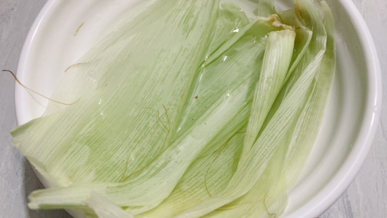 玉米粑粑,洗净之后泡软,另有其用。