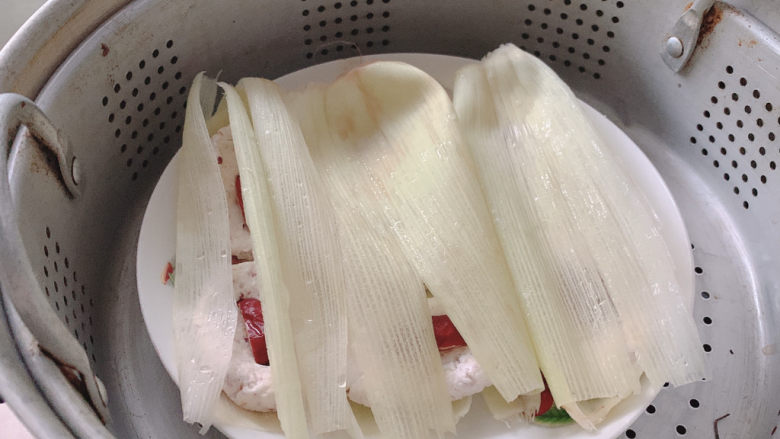 玉米粑粑,蒸锅上汽,入锅大火6-8分钟。