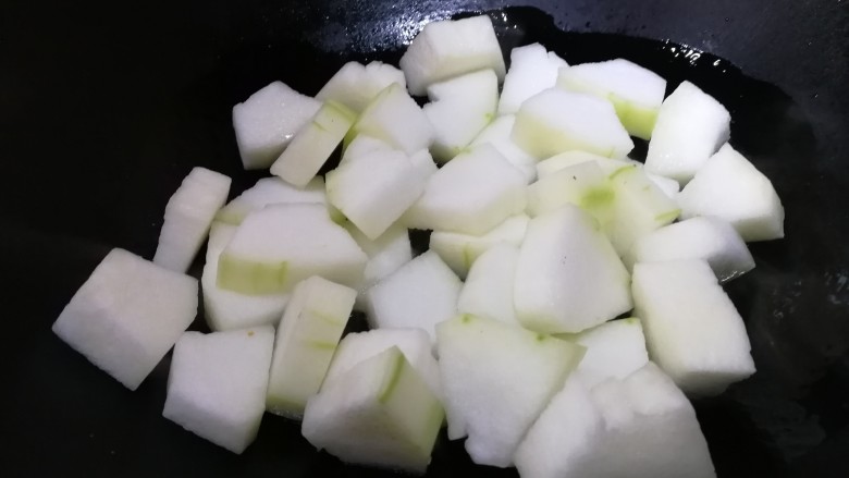 橄榄菜烧冬瓜,放入冬瓜块儿,文火翻炒均匀。