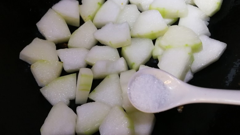 橄榄菜烧冬瓜,加盐入味,文火翻炒,让冬瓜微微出<a style='color:red;display:inline-block;' href='/shicai/ 156925'>水</a>。