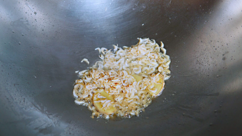 素炒南瓜,放入虾皮煸炒,现炒虾皮可以减弱虾皮的腥气