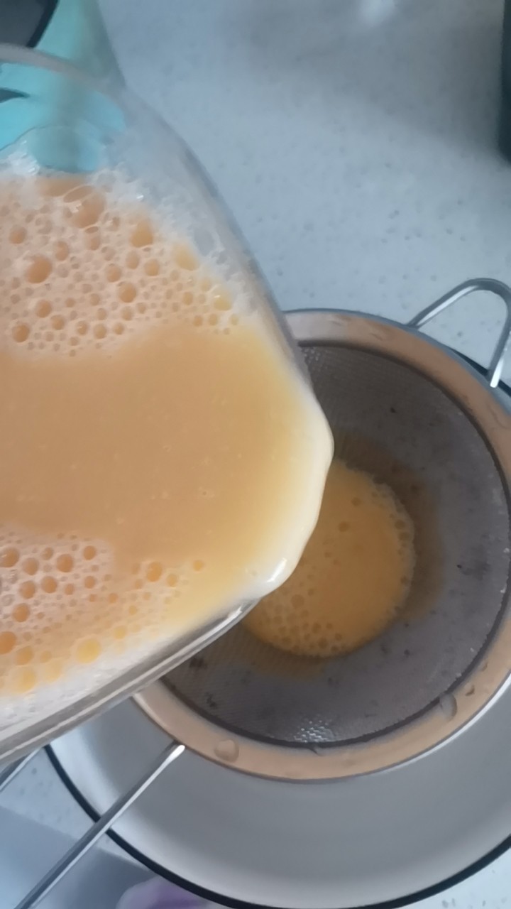 虾仁鸡蛋羹,搅拌均匀后,用过滤网过滤浮沫