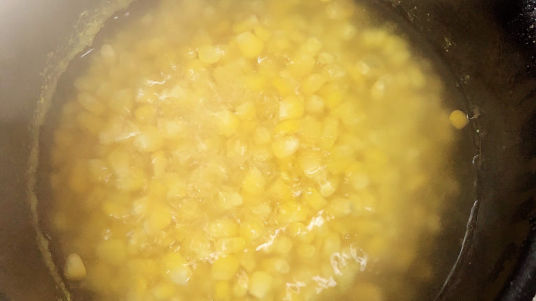 青椒炒玉米,锅中烧开水,下入玉米粒,煮10分钟。