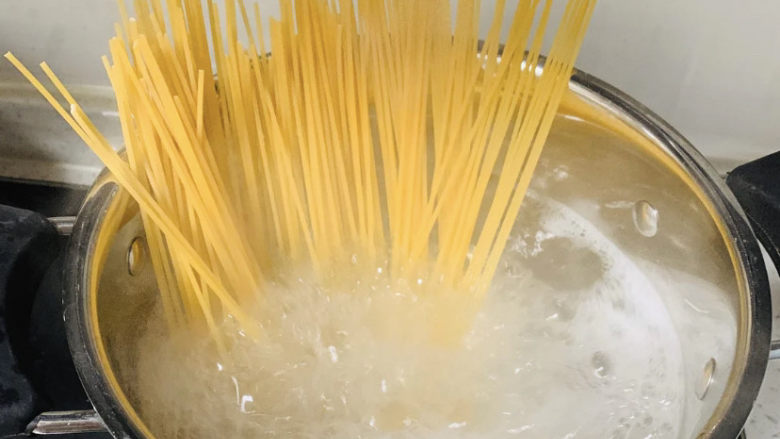 奶油蘑菇意面,水烧开,放盐,再放面条煮,我喜欢吃稍微软点的面,会煮很长时间,直到我尝一下觉得我喜欢的程度就捞出来。