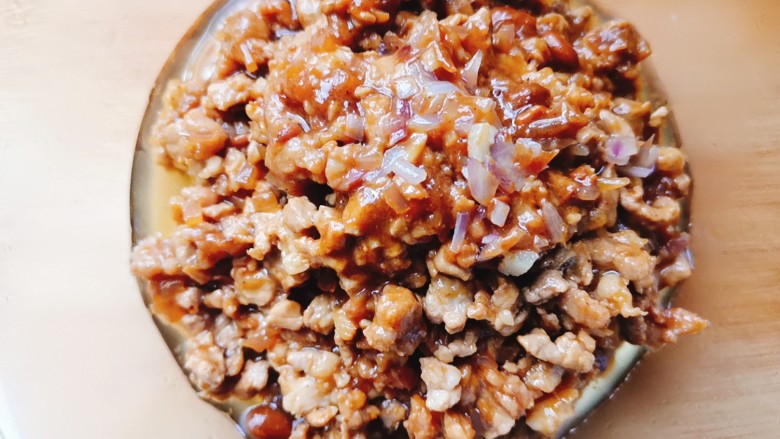 白菜肉包,准备一块瘦肉剁成<a style='color:red;display:inline-block;' href='/shicai/ 5353'>肉馅</a>,加淀粉,生抽,蚝油,盐,五香粉,胡椒粉搅拌均匀腌制二十分钟入味,再炒熟放凉备用