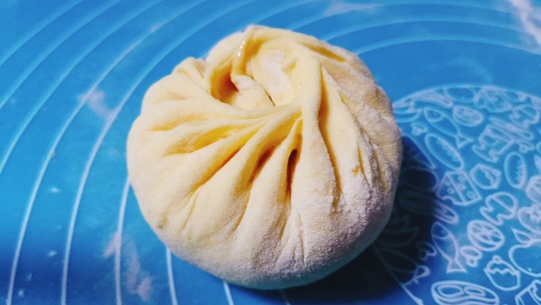 白菜肉包,包子的形状可以根据自己喜好,包成不同形状的