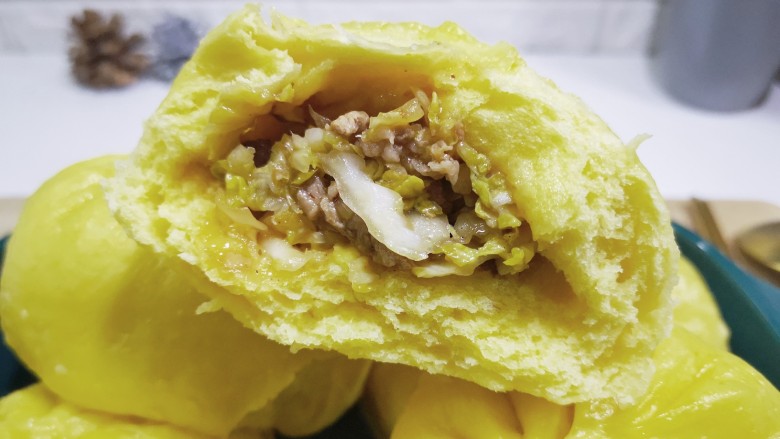 白菜肉包,热乎乎白菜肉馅包子出锅啦,迫不及待尝一个,味道不错。