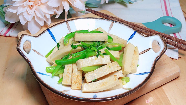 青椒炒豆干,一盘素菜比荤菜还好吃的青椒炒豆干。