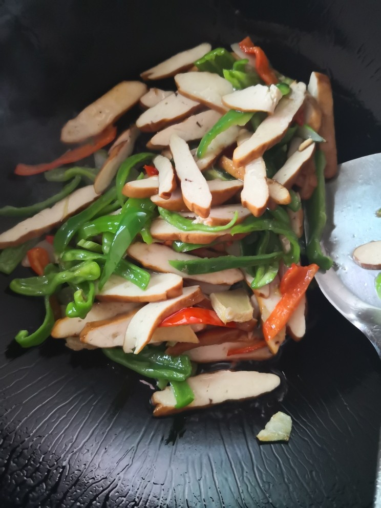 青椒炒豆干,放入青椒和豆干,炒至断生
