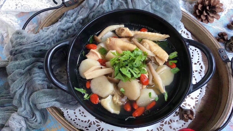 花胶炖鸡,最后撒上香菜末,可以上桌啦!