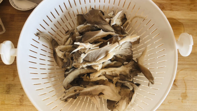 蘑菇炒肉,攥的时候注意力度,避免把蘑菇攥碎。