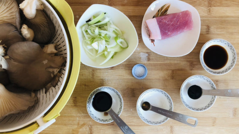 蘑菇炒肉,先把需要的食材提前准备好。