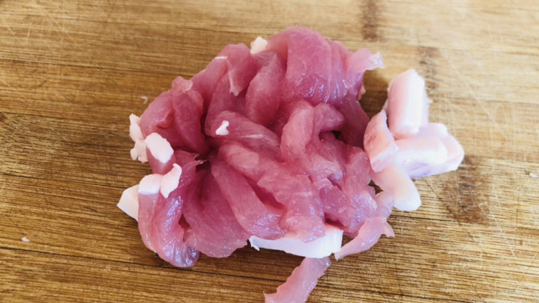 蘑菇炒肉,取一小块瘦肉,洗净擦干水分,切成细丝备用。